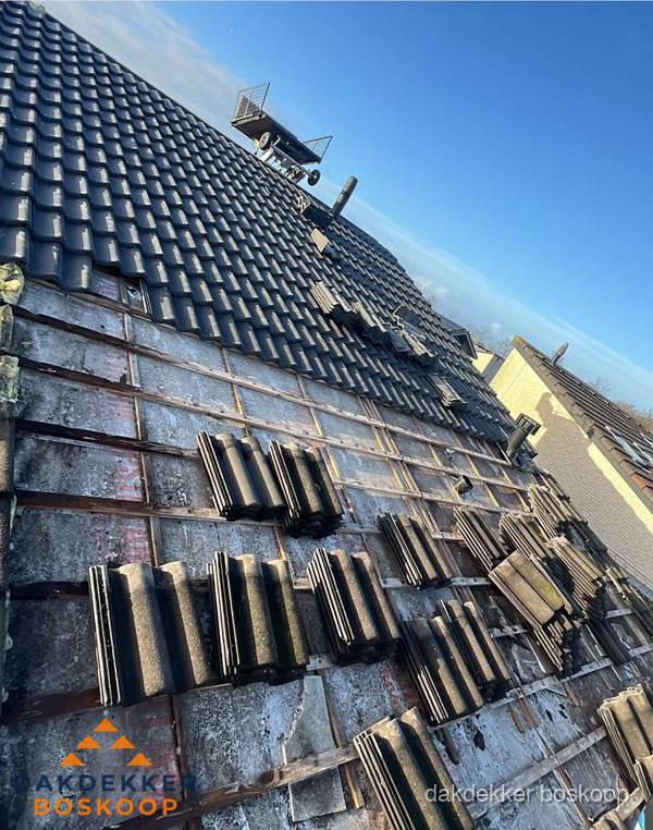 Schuin dak renovatie met nieuwe dakpannen in Boskoop Schuin dak renovatie met nieuwe dakpannen in Boskoop