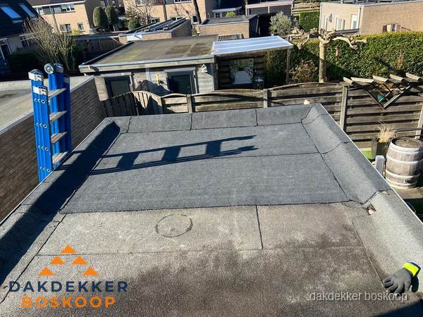 Dakdekker bij bitumen plat dak renovatie in Boskoop Dakdekker bij bitumen plat dak renovatie in Boskoop