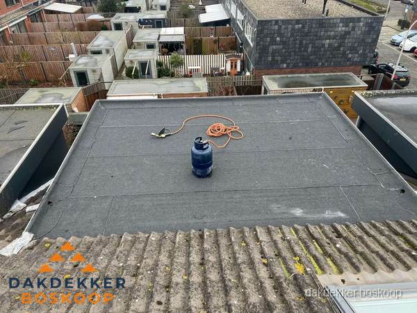 Dakrenovatie afgerond met nieuwe bitumen dakbedekking in Boskoop Dakrenovatie afgerond met nieuwe bitumen dakbedekking in Boskoop