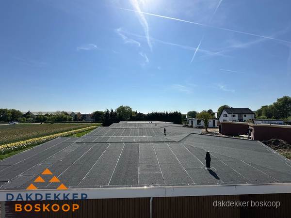 Groot plat dak met bitumen dakbedekking op bedrijfspand in Boskoop Groot plat dak met bitumen dakbedekking op bedrijfspand in Boskoop