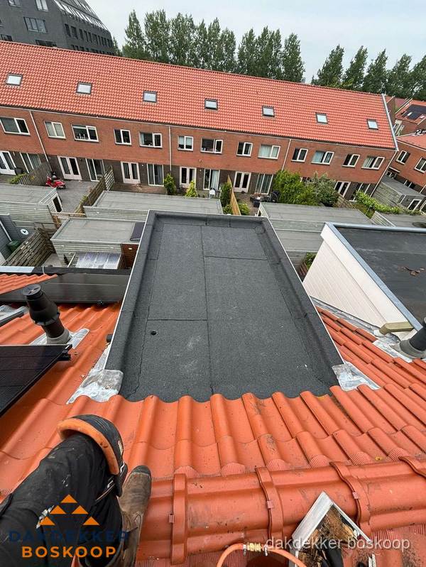 Bitumen dak reparatie op plat dak tussen dakpannen in Boskoop Bitumen dak reparatie op plat dak tussen dakpannen in Boskoop