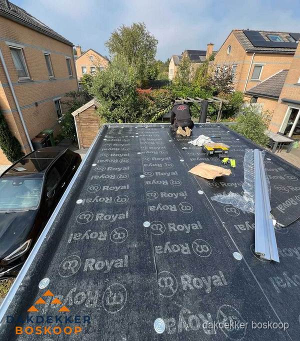 Dakdekker aan het werk op plat dak renovatie in Boskoop Dakdekker aan het werk op plat dak renovatie in Boskoop